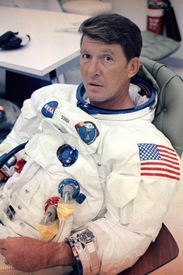 L'astronaute Wally Schirra portant son Omega Speedmaster pendant l'entraînement