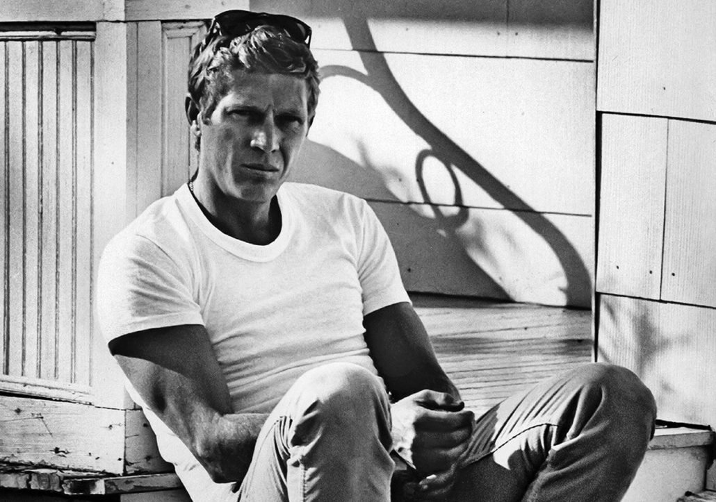 McQueen dans un t-shirt blanc classique