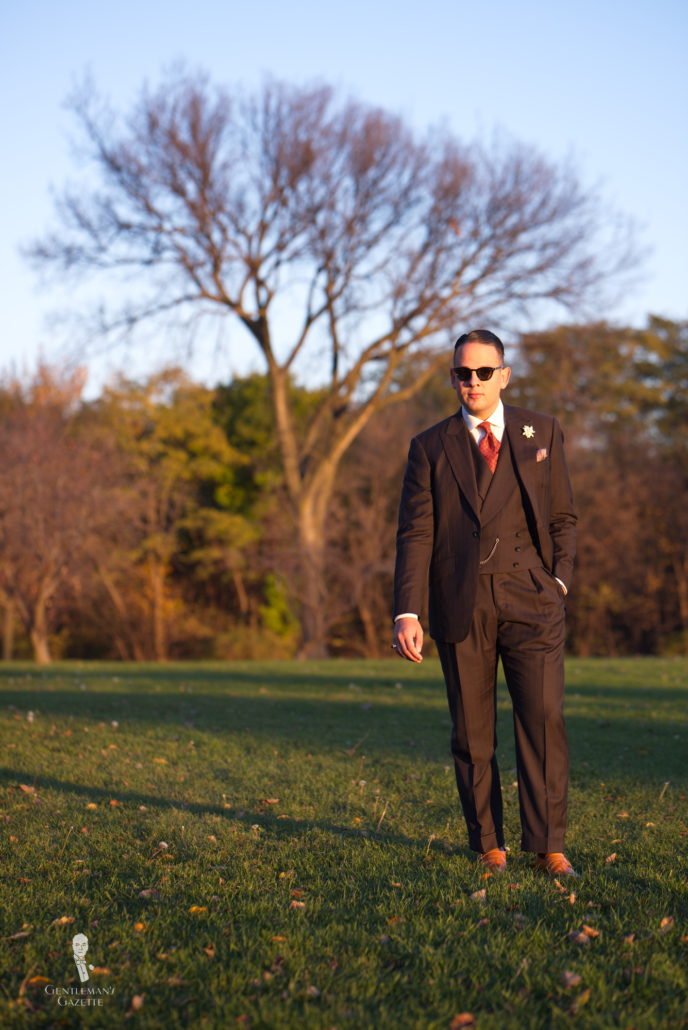 Sven Raphael Schneider en costume trois pièces avec gilet croisé