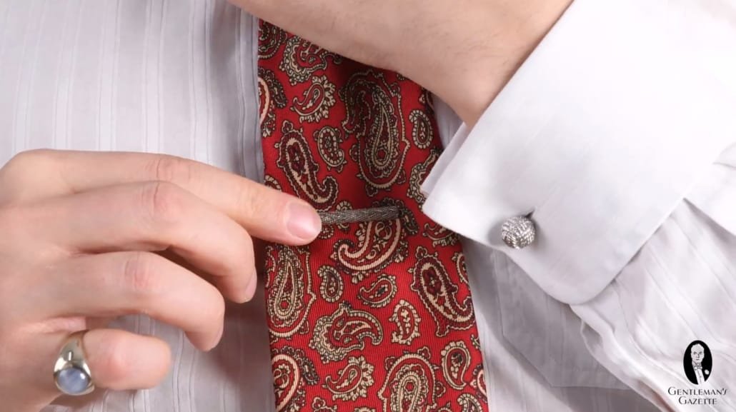 Barre de cravate sur cravate Paisley avec anneau Pinky et boutons de manchette