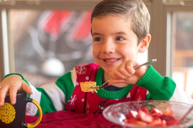 Recette de petit-déjeuner de renne de Noël avec trois bouchées d'oeufs de ponts