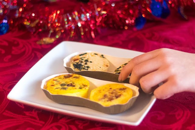 Recette de petit-déjeuner de renne de Noël avec trois bouchées d'oeufs de ponts