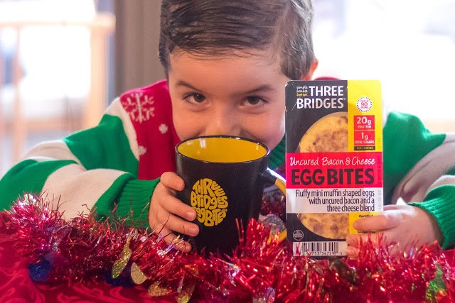 Recette de petit-déjeuner de renne de Noël avec trois bouchées d'oeufs de ponts