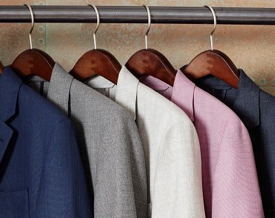 Vos manteaux de sport: Tweed / laine épaisse -> Laine légère, lin ou coton « width = » 500 « height = » 398 « srcset = » https://dappered.com/wp-content/uploads/2016/04/bonobos -unconstructed-quad.jpg 400w, https://dappered.com/wp-content/uploads/2016/04/bonobos-unconstructed-quad-252×200.jpg 252w « tailles = » (largeur max: 500px) 100vw, 500px « /></a></p>
<p>À moins qu’il n’y ait un étirement inhabituellement froid ou après la tombée de la nuit et beaucoup de fraîcheur, assurez-vous de privilégier les laines, le lin ou les manteaux de sport en coton plus légers. Et moins il y en a, mieux c’est. le <a href=