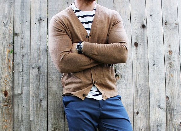 Vos pulls: Laine épaisse -> Mérinos, coton ou lin légers « width = » 500 « height = » 363 « srcset = » https://dappered.com/wp-content/uploads/2019/10/wanting-vs -liking-how-I-look-now.jpg 575w, https://dappered.com/wp-content/uploads/2019/10/wanting-vs-liking-how-I-look-now-276×200.jpg 276w « tailles = » (largeur max: 500px) 100vw, 500px « /></p>
<p>Les chandails d&rsquo;hiver lourds sont probablement la première chose à frapper le stockage une fois le printemps venu. Mais cela ne signifie pas que ce n&rsquo;est pas une bonne idée d&rsquo;avoir quelques options à portée de main pour les nuits fraîches et les coups de froid occasionnels. Pour le tissu, pensez aux mélanges légers de mérinos et de lin. Le coton est bon aussi, sachez que les mailles plus épaisses peuvent devenir marécageuses si elles se réchauffent pendant que vous le portez.</p>
</p>
<h2>Votre boisson: <em>Brun -> Quelque chose de plus rafraîchissant</em></h2>
<p><img decoding=