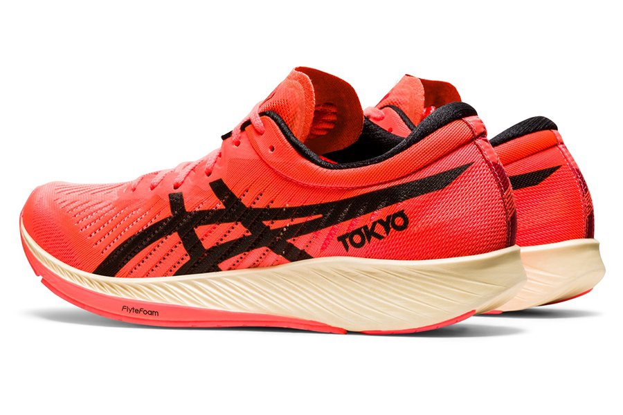 Vue arrière de la chaussure de course Asics METARACER