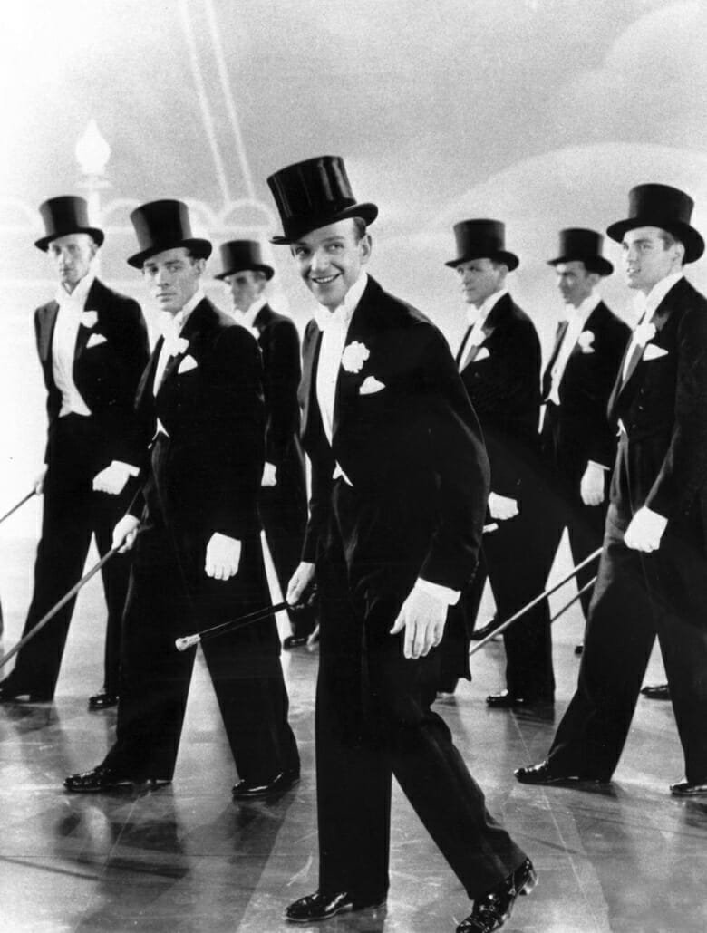 Fred Astaire dansant en cravate blanche