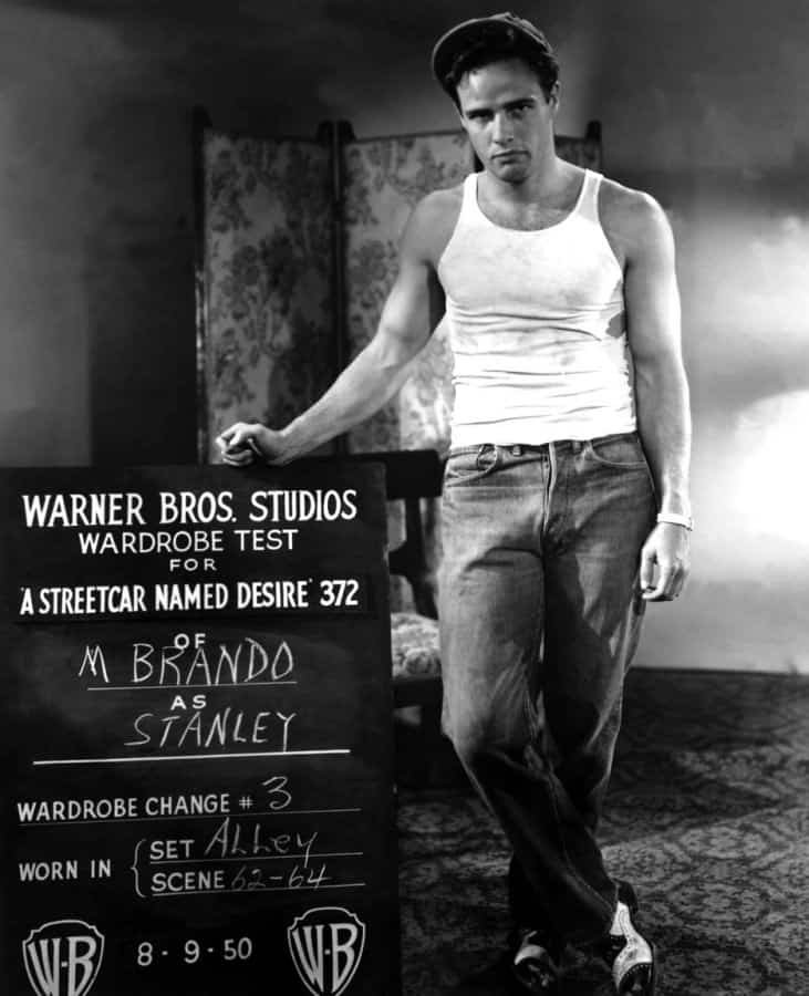 Marlon Brando en test shot pour A Streetcar Named Desire portant un maillot de corps femme sans manches 1950