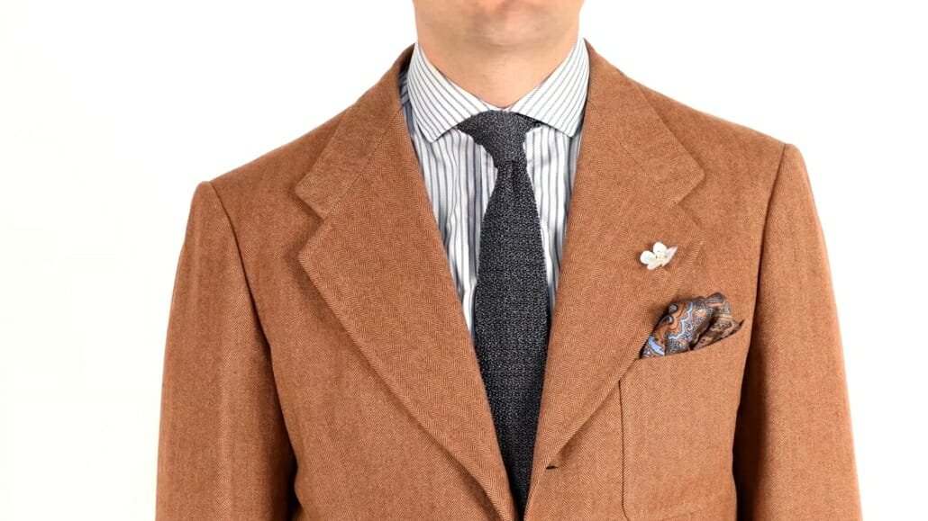 Combinaison grise et marron avec accessoires Fort Belvedere
