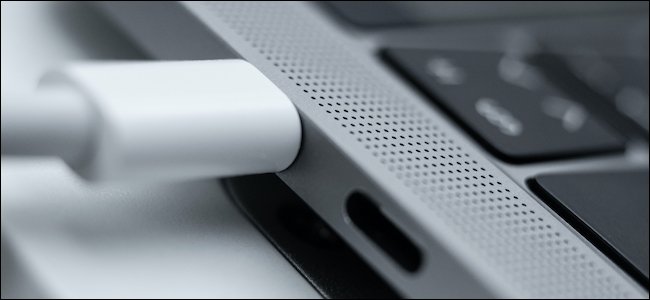 Câble USB-C branché sur MacBook