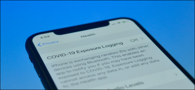 Un utilisateur d'iPhone vérifie la page des notifications COVID-19 Expsoure pour voir comment cela fonctionne