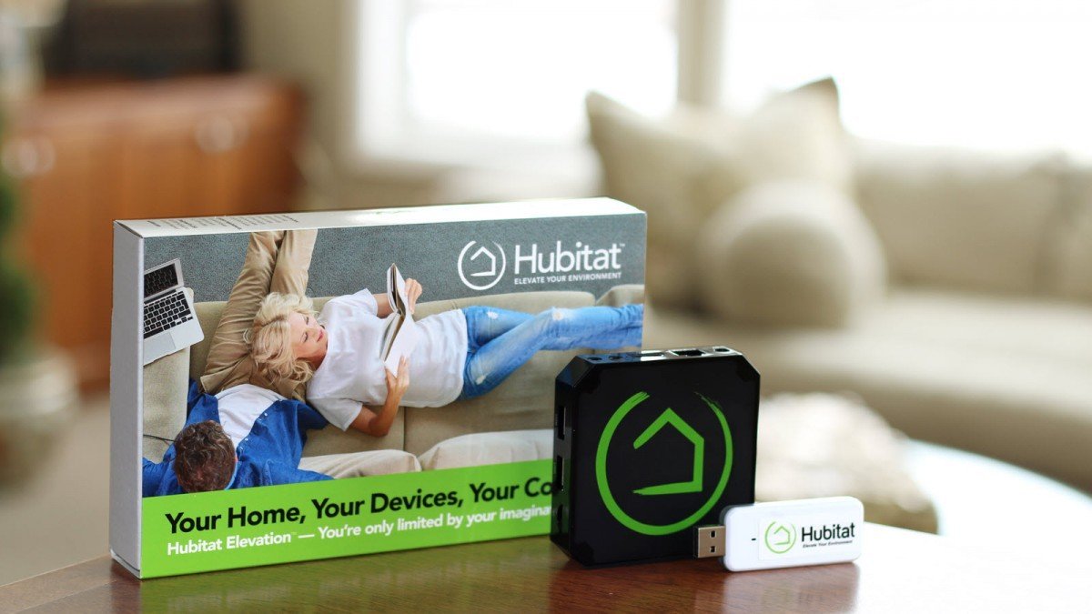 Un hub Hubitat, une clé USB et une boîte dans un salon.