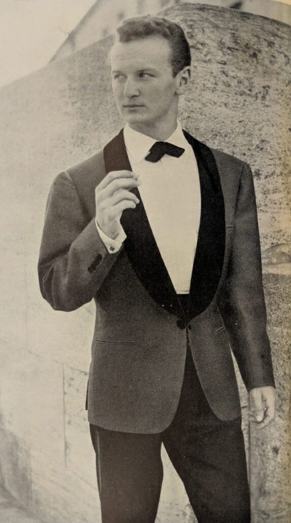 Nœud papillon cravate Continental des années 1960 français niché sous le col de la chemise et la veste de dîner avec col châle en satin noir