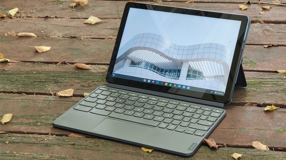 Le Lenovo IdeadPad Duet sur une terrasse en bois avec des feuilles tout autour
