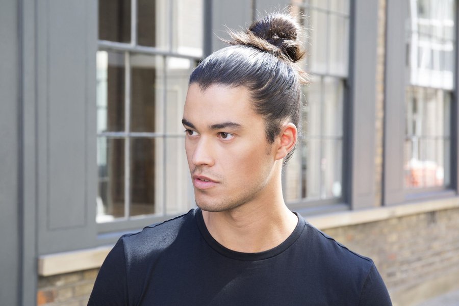 meilleures coupes de cheveux pour hommes - chignon homme