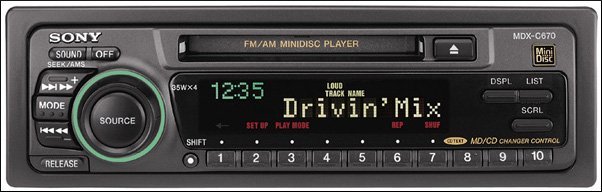 Une chaîne stéréo de voiture Sony MDX-C670 MiniDisc.