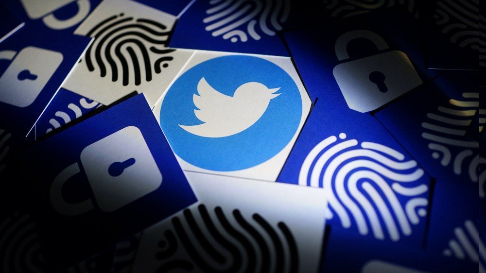 Le logo Twitter entouré de symboles de verrouillage et d'empreintes digitales.