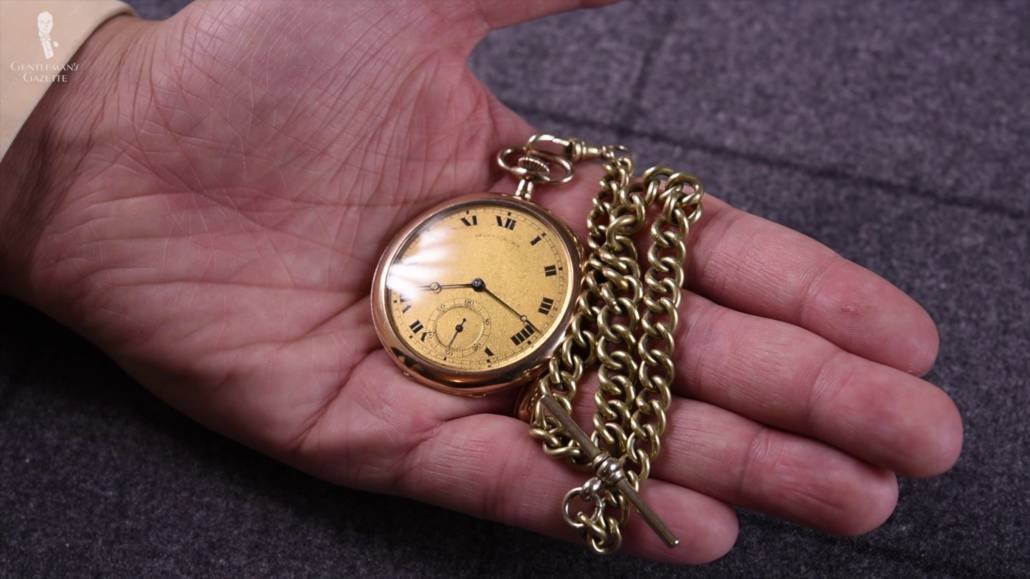 Une montre de poche avec une chaîne Albert. 