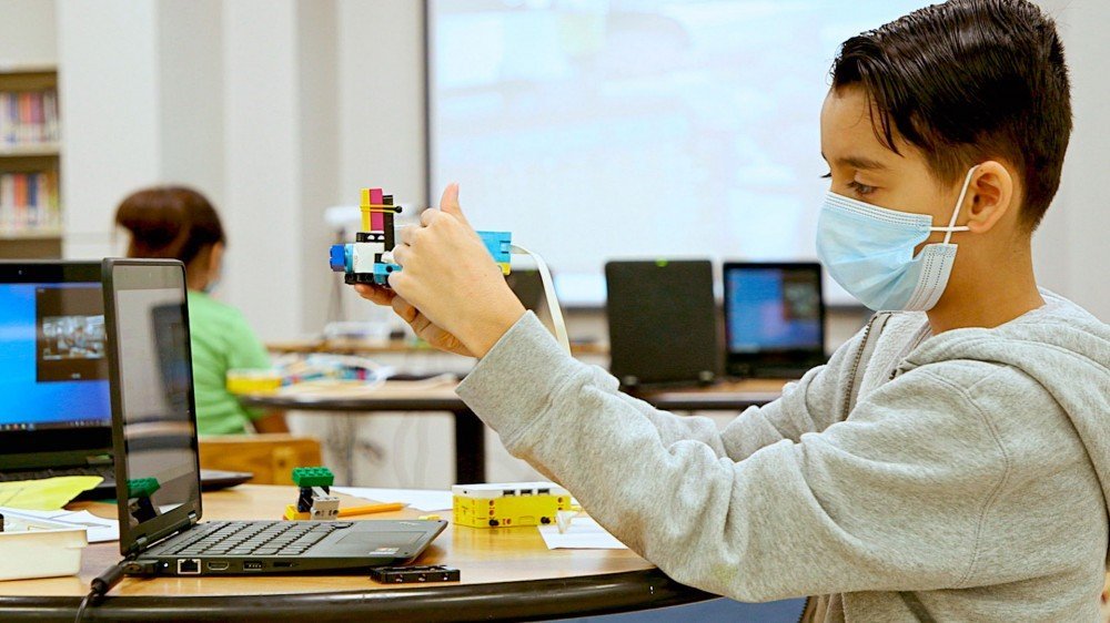 Un enfant utilisant les outils LEGO Education. 