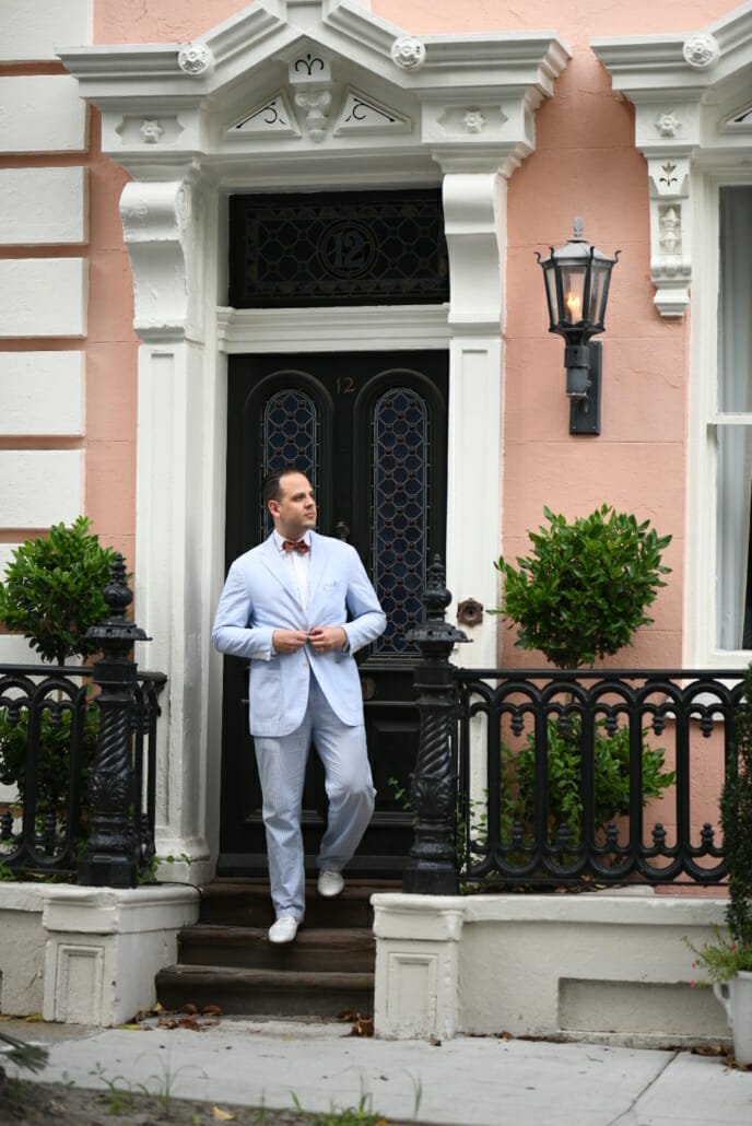 Sven Raphael Schneider, dans un costume en crépon et des brogues blanches, sait que le style ne connaît pas d'âge