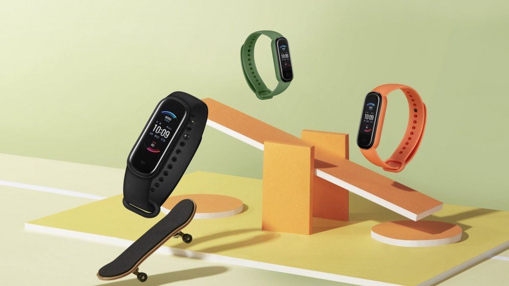 L'Amazfit Band 5 en noir, vert et orange.
