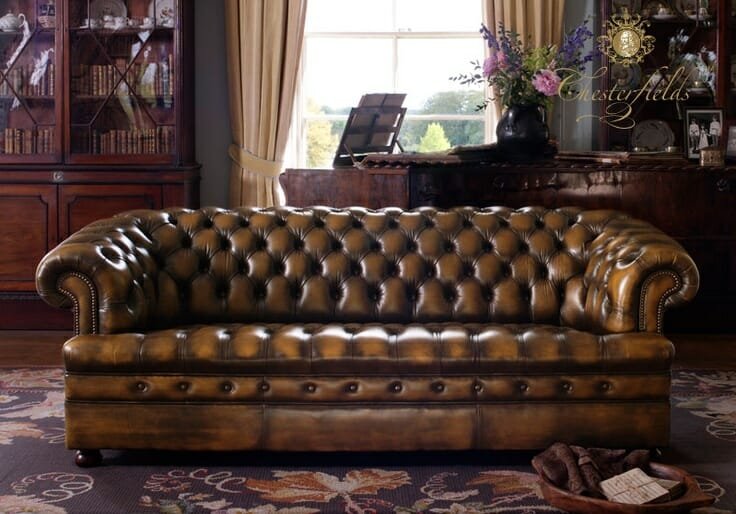 Un canapé chesterfield avec des boutons sur les sièges