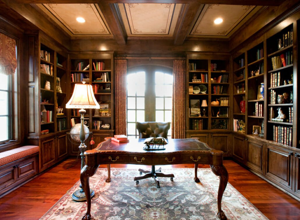 Le bureau au centre de la bibliothèque