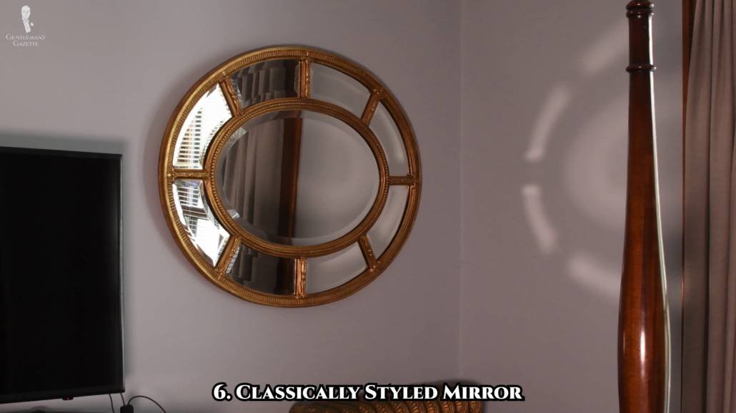 Un miroir de style classique donne l'illusion d'un espace plus grand grâce à son reflet.