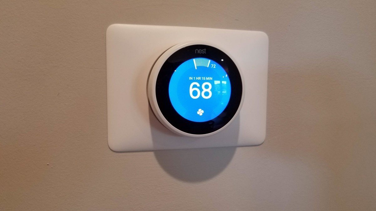 Un thermostat Nest sur un mur blanc