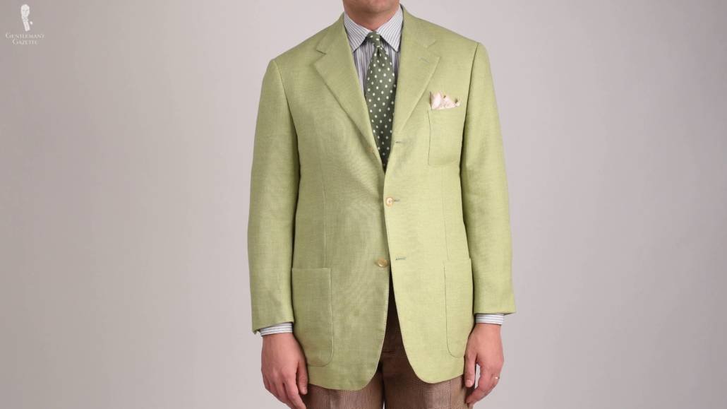 Veste sport en lin vert associée à un pantalon marron