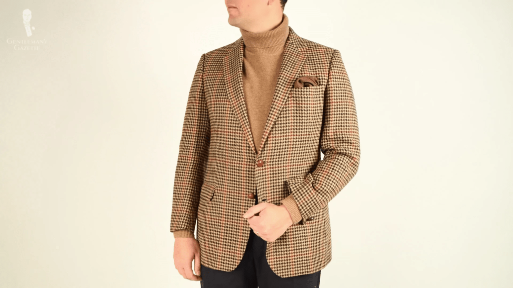SRS dans un pull à col roulé marron