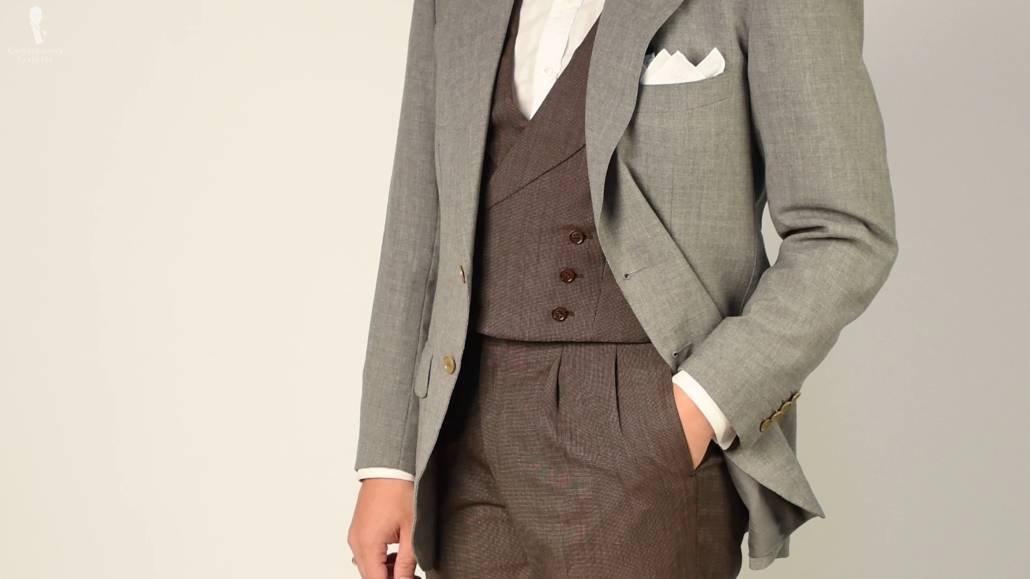 Gilet et pantalon assortis d'un costume trois pièces associé à une veste contrastée.
