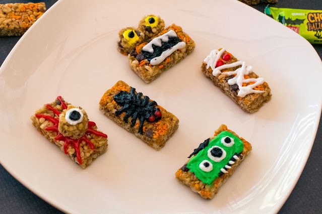 Comment faire des collations de monstre au mini-bar moelleuses pour Halloween