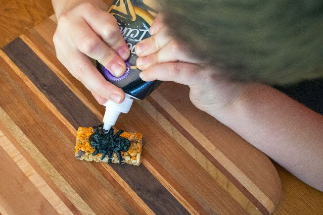 Comment faire des monstres de mini-bar moelleux pour Halloween