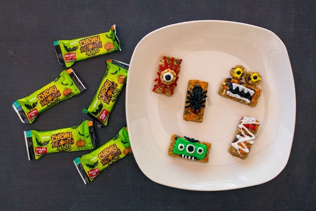Comment faire des monstres de mini-bar moelleux pour Halloween