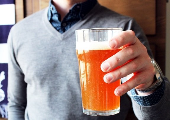 Homme, tenue, bière