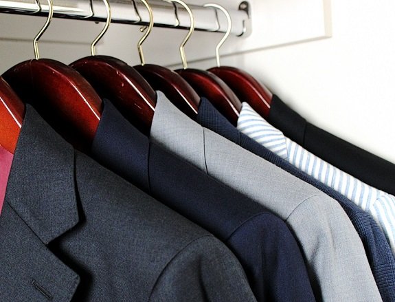 Costumes pour hommes sur cintres