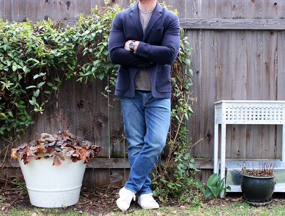 Homme en tenue masculine décontractée