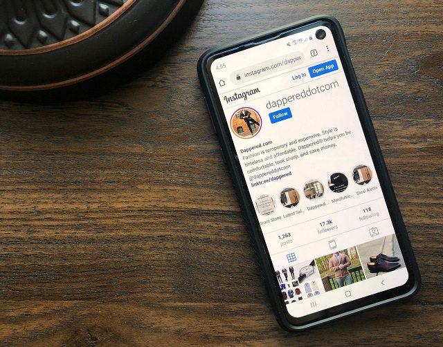 Téléphone portable avec Instagram pimpant tiré vers le haut