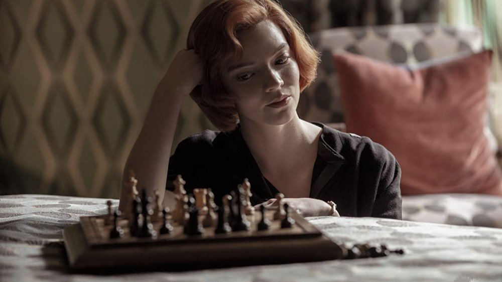 Beth Harmon jouant aux échecs dans "Le gambit de la reine" sur Netflix
