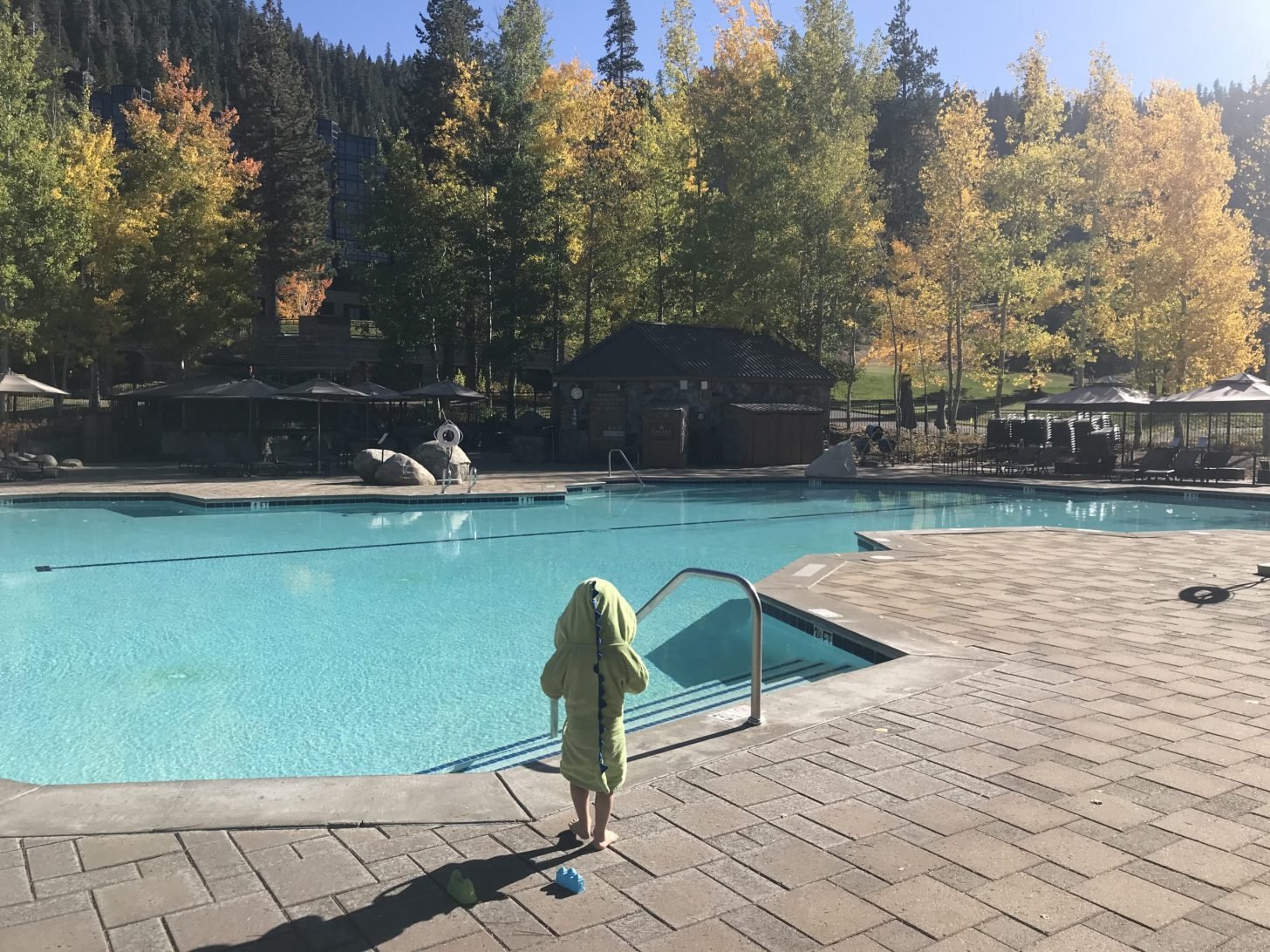 Prendre des vacances pendant une pandémie - piscine vide la plupart du temps