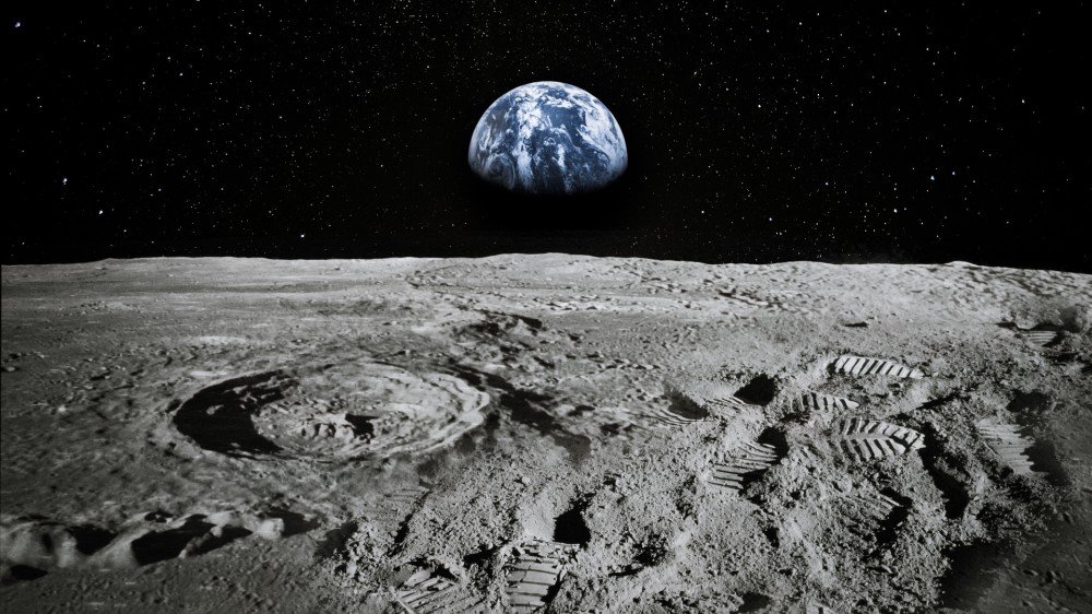 Une vue de la Terre s'élevant sur l'horizon de la Lune.
