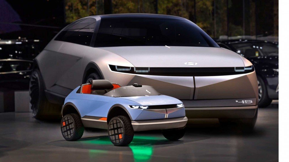 Le concept Hyundai 45 mini EV à côté d'une voiture 45 pleine grandeur