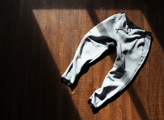 Pantalon de sport sur le sol au soleil