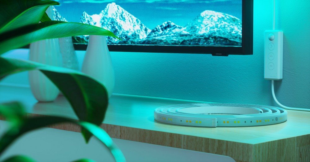 Une bande LED Nanoleaf sur un centre multimédia de télévision.