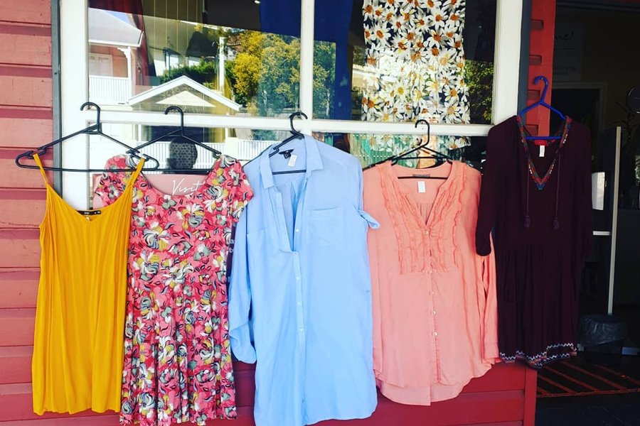 Vêtements vintage sur rail en face du magasin 