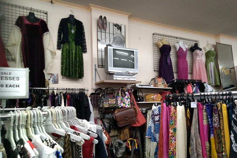 Affiche Elvis Presley et produits vintage exposés à la boutique de seconde main