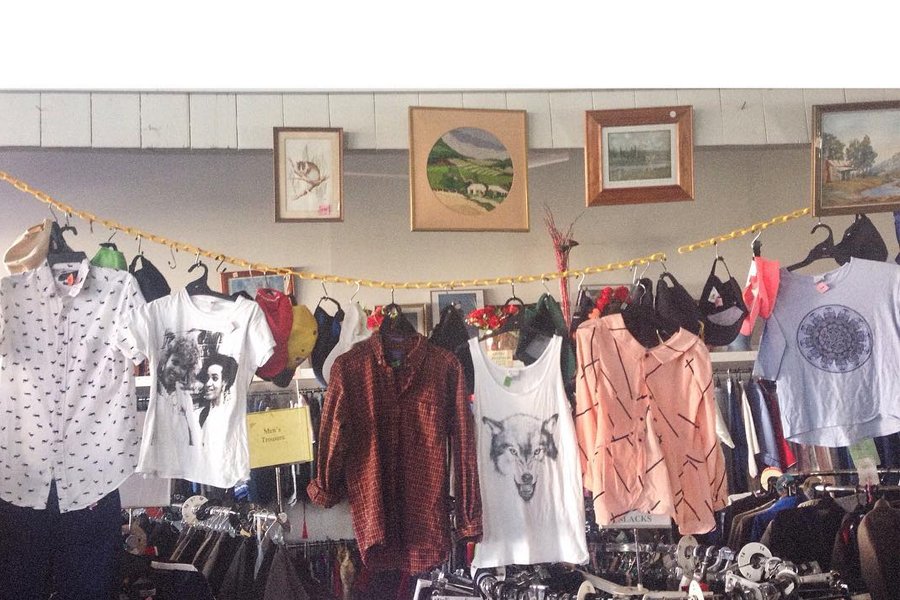 Vêtements d'occasion et photos exposées dans une friperie
