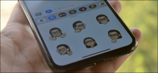 Utilisateur iPhone utilisant des autocollants Memoji