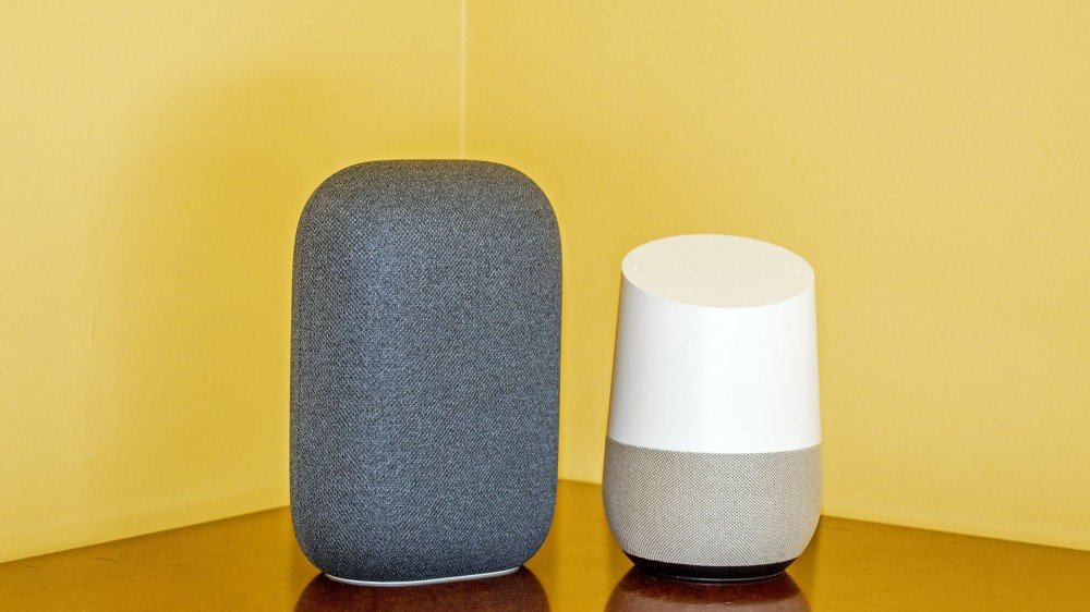 Un Nest Audio à côté d'un Google Home